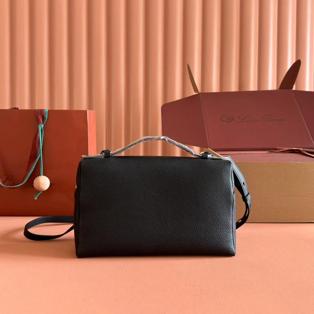 p1280💋💋💋【Original leather all-steel configuration counter complete package】𝐋𝐨𝐫𝐨 𝐏𝐢𝐚𝐧@ Extra pocket L27 series handbag/crossbody bag The most comfortable life is when it is not defined, just like loro The material design of pian@ does not require complicated design styles. The simple and soft outline is elegant and durable, like an exquisite cosmetic case, which perfectly balances appearance and functionality. The leather is delicate and feels as soft as butter. The small bag has a large capacity. It is not only portable with a thin shoulder strap, but can also be worn cross-body. Sisters who have a special liking for minimalist style can buy it. It is simple and versatile. The simpler, the more different. Stars and Instagram celebrities are all planting it. There are two sizes of 19 cm and 27 cm. One is exquisite and casual, and the other is elegant and grand. Dimensions: length 27×width 10×height 16cm (with shoulder strap)